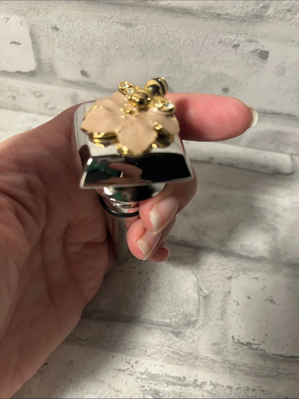 Gold Bee & Nude Flower wine stopper silver tone
